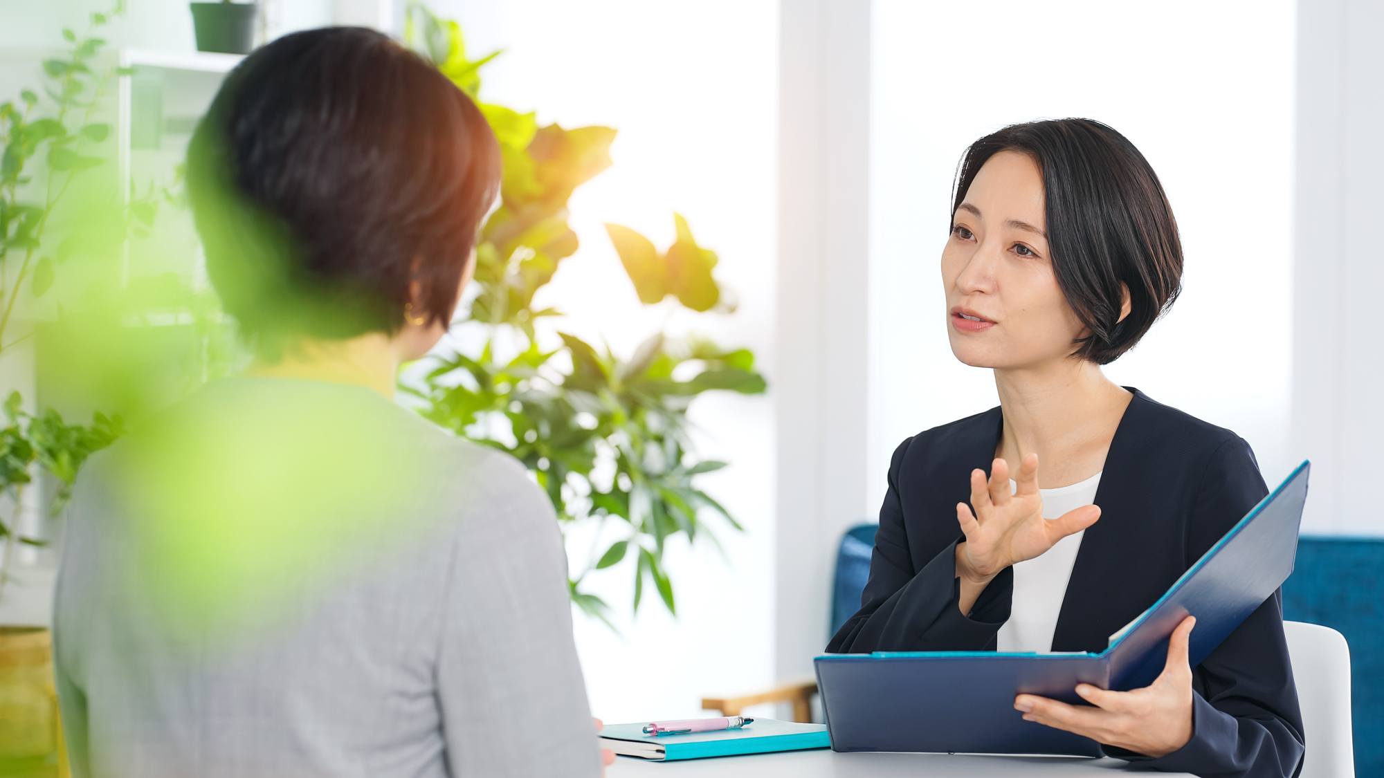 担当者と向き合って相談する企業の採用担当者