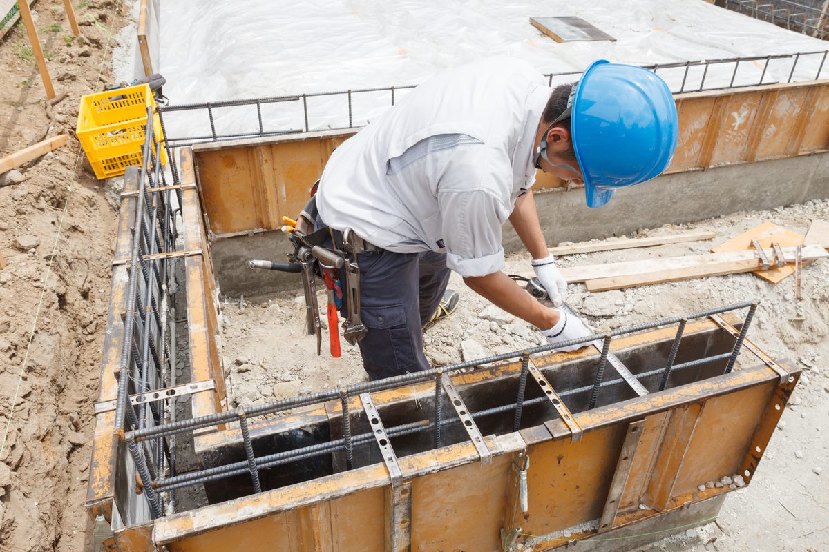 建設現場で鉄筋を組む作業員